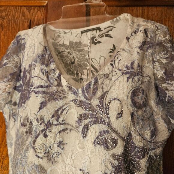 White Grey Floral Lace Women's size M with a hint of sparkle Short Sleeve top - Picture 2 of 9